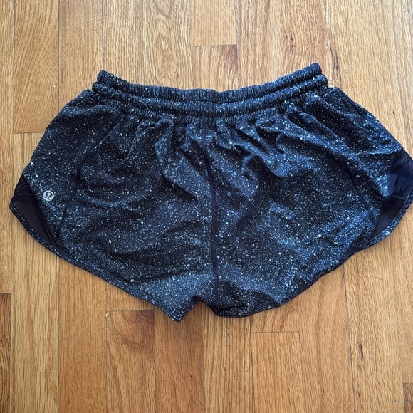 Lululemon sz 6 Hotty Hot Short II 2.5” Mineralize Multi Black/Black Glitter - Picture 4 of 10